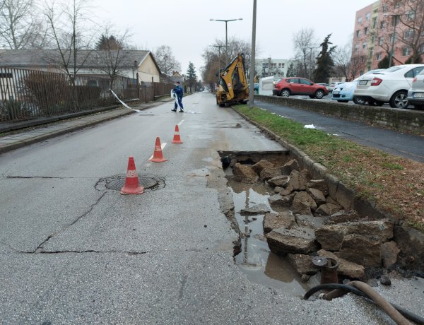 Csőtörés történt - a Kórház utcát mindkét irányból lezárták 
