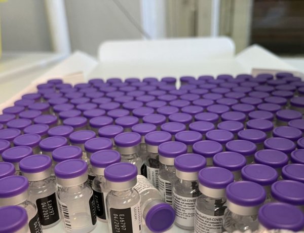 Kezdődik a legidősebbek védőoltása - több mint 48 ezer ember kapja meg a védőoltást