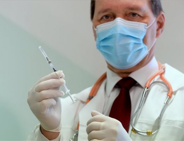 Szlávik: A vakcinák megakadályozzák, hogy az emberek meghaljanak