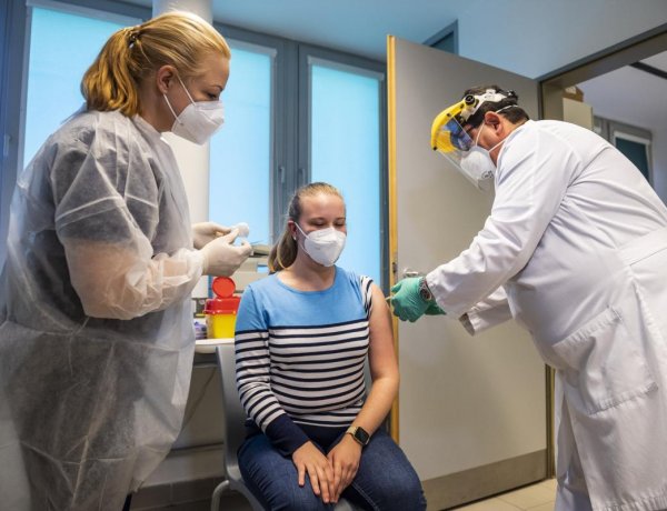 Merkely: előnyt jelent, hogy Magyarországon már öt engedélyezett vakcina van