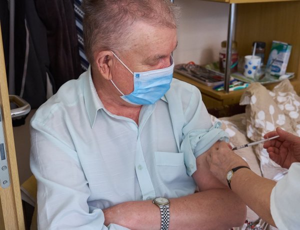 Oltás – A Nyíregyházi Szociális Gondozási Központ mindkét telephelyén megkapták a vakcinát