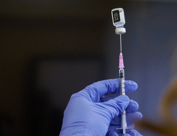 310 szépkorú és dolgozó kapta meg az új típusú koronavírus elleni vakcinát a Szivárványban