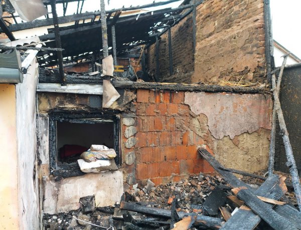 Lángra kapott egy ház lakrésze a Kéz utcán hétvégén, vizsgálják a körülményeket