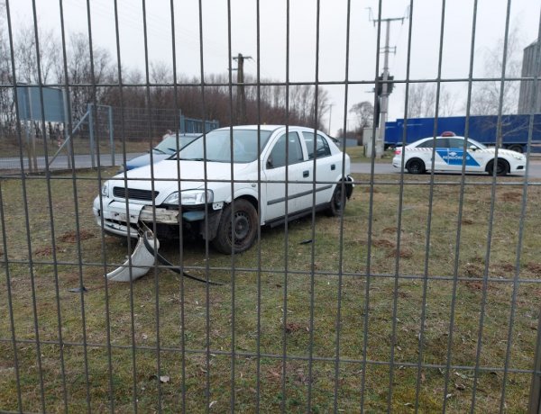 Megcsúszott, majd táblának és kerítésnek ütközött egy jármű Mandabokornál