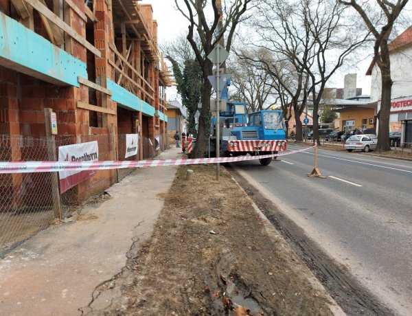 Leszűkítették a forgalmi sávot a Bocskai utcán, körültekintően közlekedjenek!