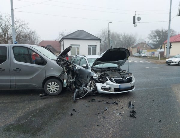 Jelentős anyagi kárral járó baleset történt kedd reggel az Orosi úti kereszteződésben