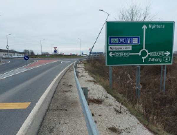 Szalagkorlátnak és villanyoszlopnak ütközött egy kamion a 403-as út körforgalmánál