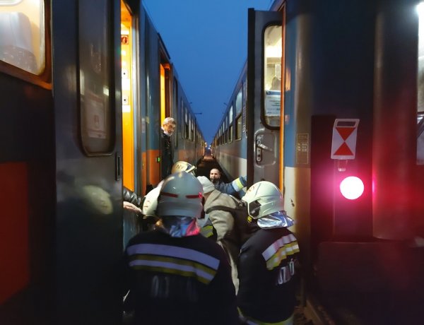 Tragédia – Személyvonat gázolt el egy embert Nyíregyházánál, a 4-es főút mentén