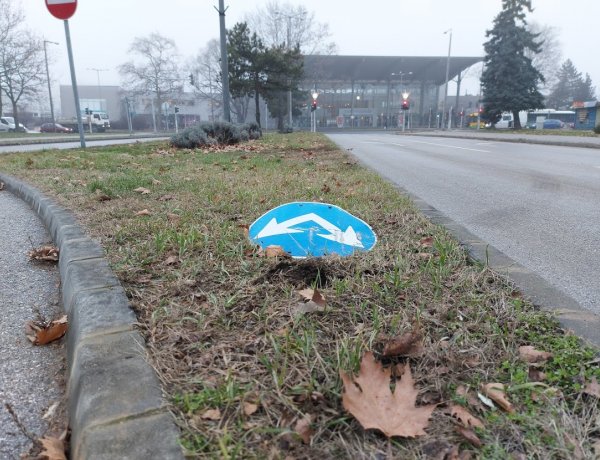 KRESZ-táblákat rongáltak az Arany János utcán                    