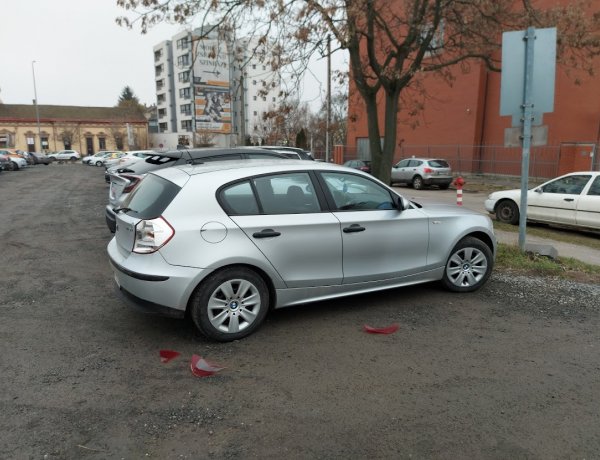 Szabályosan parkoló járműnek ütközött egy teherautó kanyarodás közben a Síp utcán