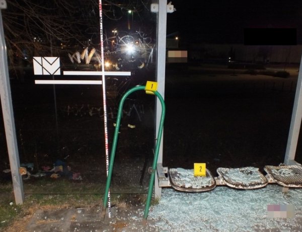 Megrongáltak egy buszmegállót Nyíregyházán: a rendőrök tetten érték őket