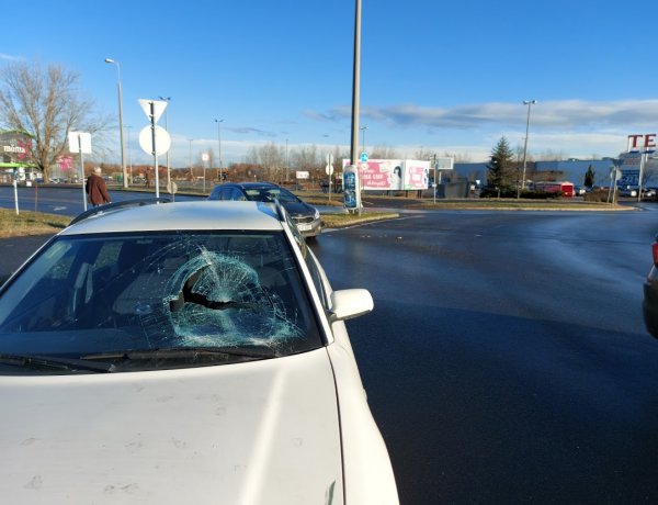 Kerékpárost gázoltak a Kosbor utcai körforgalomnál