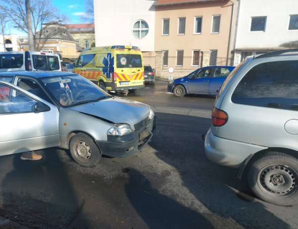 Ráfutásos baleset történt a Szent István és Ady Endre utcai csomópontnál