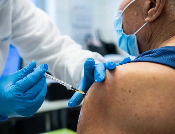 Operatív törzs: Már az első napon közel 15 ezer idős embert beoltottak