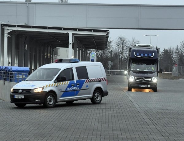Megérkezett az első szállítmány az oxfordi AstraZeneca-vakcinából