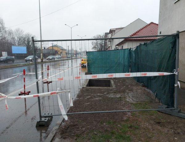 Helyreállítási munkálatokat végeznek a Nyírtávhő munkatársai a Mező utcán