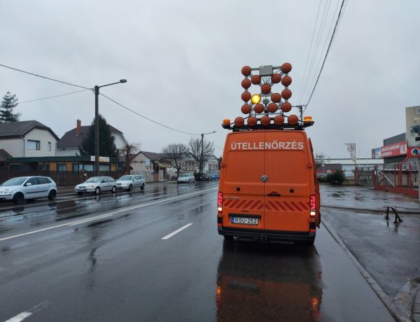Úthibákat jelöl, az esős idő után pedig kátyúzási munkákat végez a Magyar Közút