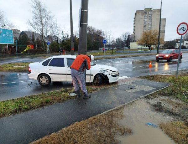 Útpadkának, majd villanyoszlopnak ütközött egy jármű a Semmelweis utcán