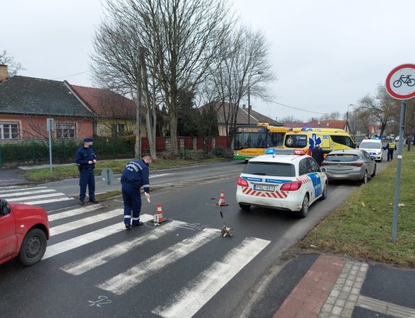 Gyalogost gázoltak a Semmelweis utcai körforgalomnál, kórházba szállították a sérültet