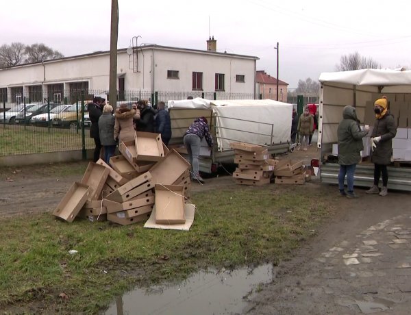 Ételosztás a rászorulóknak – Kacsát és ajándékcsomagot kapnak a héten