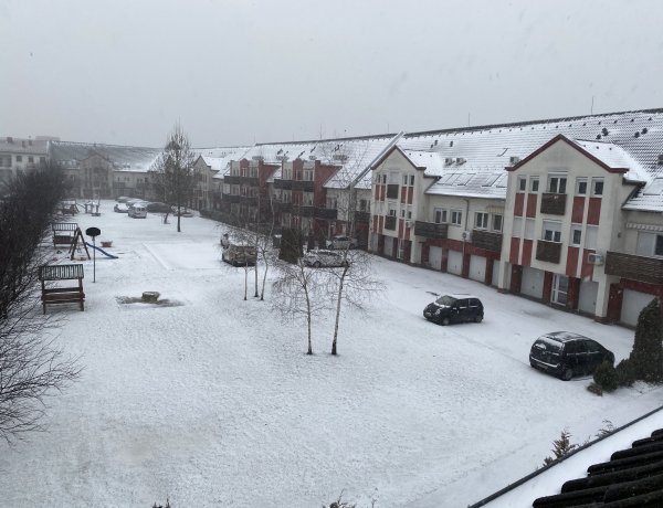 Megérkezett a sarkvidéki hideg, Nyíregyházán is jelentős mennyiségű hó esett