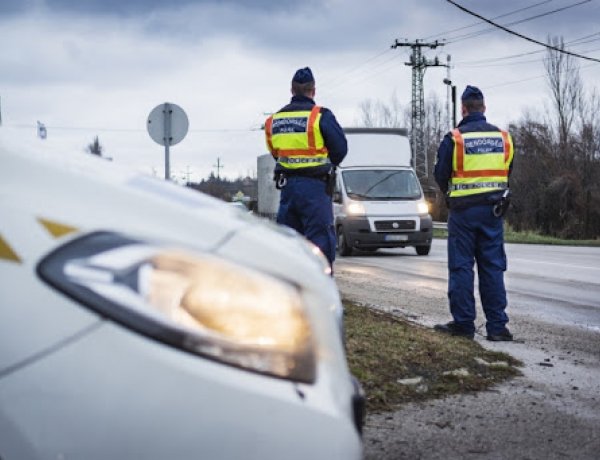 Rendőrségi ellenőrzés az utakon – Teherautókat és buszokat állít meg a hatóság