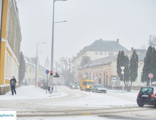 Hóhelyzet – A hajnali órákban még ónos eső esett, reggeltől már havazott