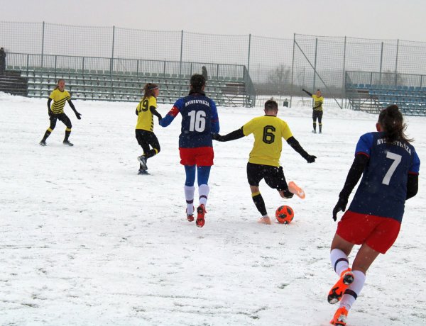 Hideg, havazás, csúszós talaj - Női labdarúgó bajnokit rendeztek Örökösföldön