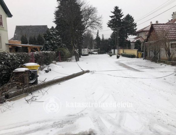 Leszakadt vezetékek miatt is érkeztek csütörtökön segélyhívások a megyében