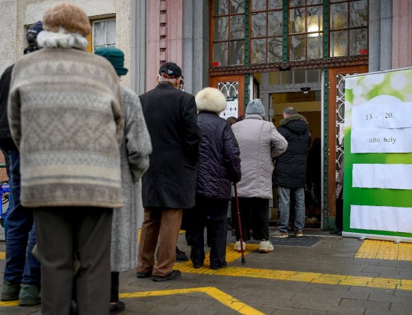 Mit tegyenek az idősek, ha nem kaptak oltási levelet?          