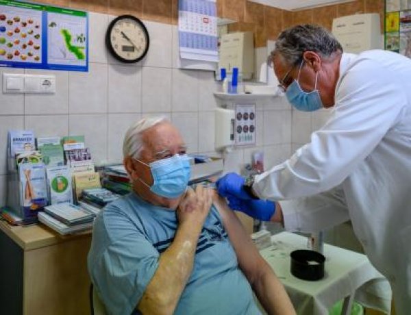 Mit kell tudni a regisztrált legidősebbek és a 60 év alatti krónikus betegek oltásáról?