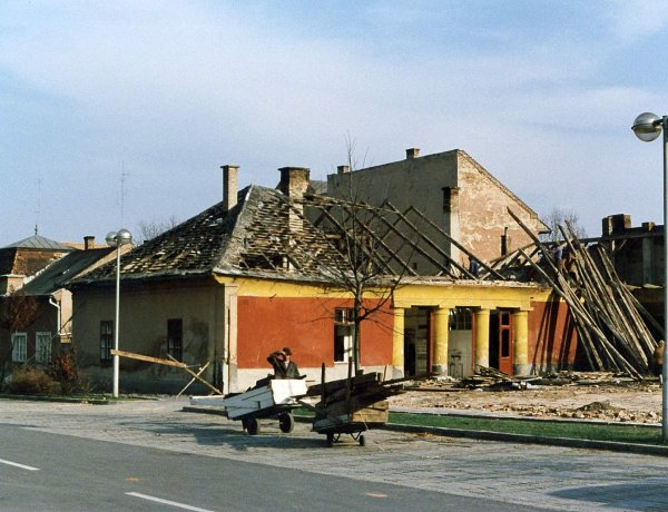 Amiről az utcák mesélnek... - A Hárs vendéglőből rendőrség, majd kollégium