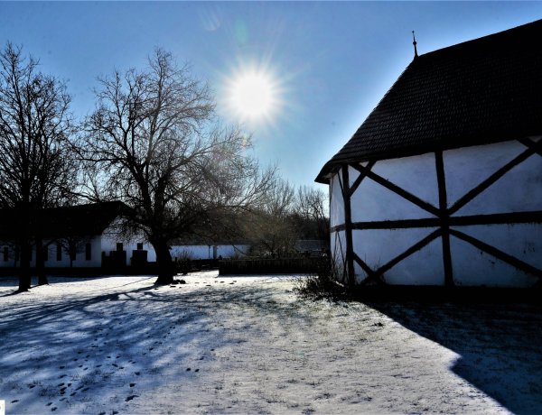 Mint a mesékben! Fehér hólepel borítja a Sóstói Múzeumfalut!