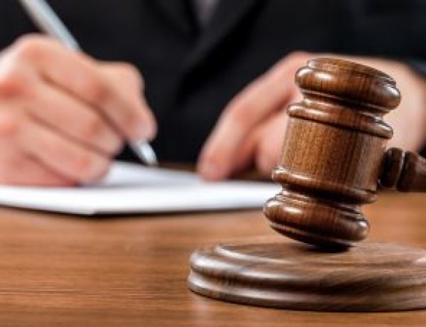 Öt, kábítószerrel kereskedő férfit küldene évekre fegyházba az ügyészség