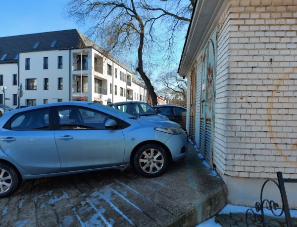 Mindennapos probléma, hogy trafóházak, kapcsolószekrények előtt parkolnak Nyíregyházán