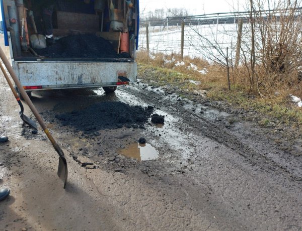 Kátyúzási munkálatokat végeztek Nyíregyháza külterületén a NYÍRVV munkatársai