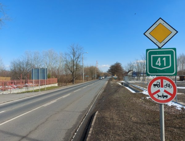 Burkolati hibákat szüntetett meg a Magyar Közút a 41-es főúton         