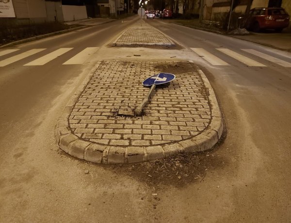 Nekiment, majd áthajtott egy KRESZ-táblán egy ismeretlen járművezető a Debreceni útnál