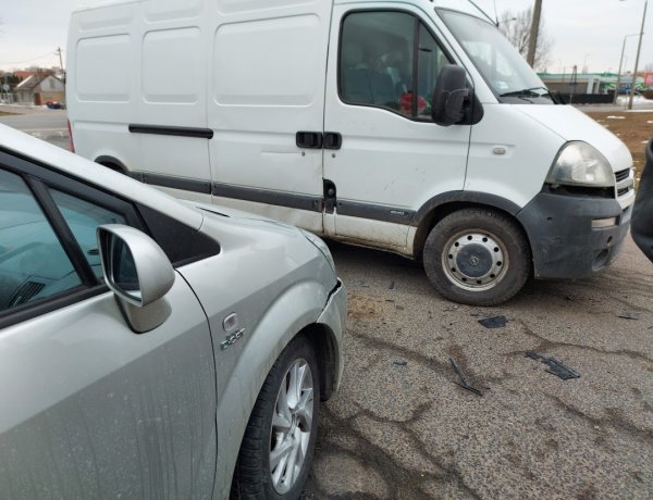 Egy személygépkocsi és egy haszonjármű ütközött szerdán, a Jég utcán