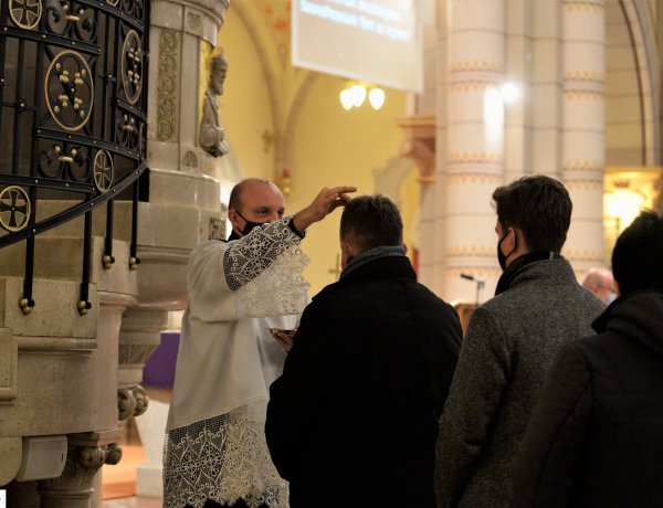 Megkezdődött a nagyböjti időszak! A hívek fejére hamut hintenek!