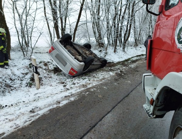 Megcsúszott egy autó és az árokba borult Kemecse külterületén