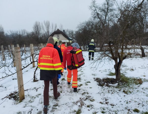 Példaértékű odafigyelés: szomszédai riasztották egy idős emberhez a mentőket