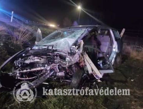 Frontálisan ütközött két személygépkocsi csütörtök este Nyírteleknél