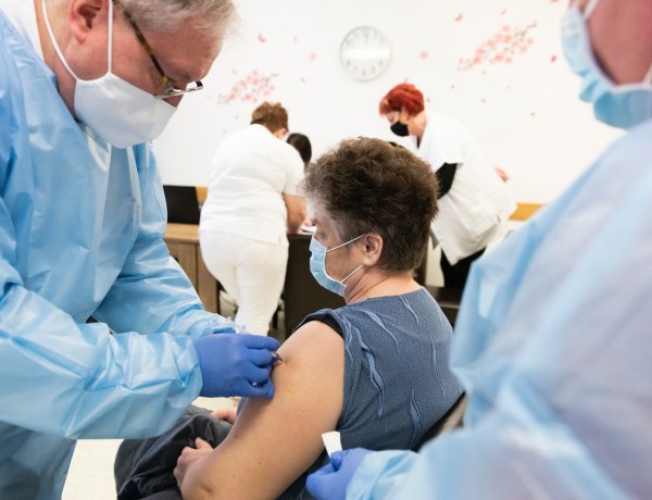 Folytatódik az idősotthonokban is az ütemezett oltások beadása      