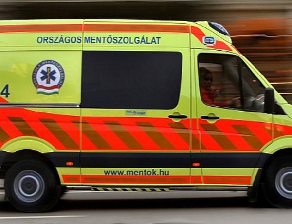 Fának ütközött egy kisbusz a 41-es főúton                              