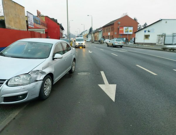 A Debreceni úton a Kígyó utca közelében két személyautó ütközött