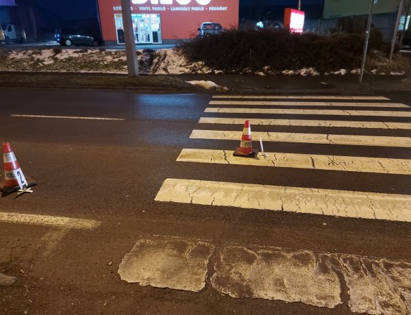 Gyalogost gázoltak a Pazonyi úton, kórházba szállították        