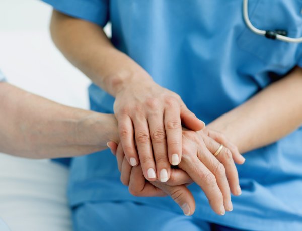 Hit és áldozat a betegágy mellett – Magyar ápolók napja        