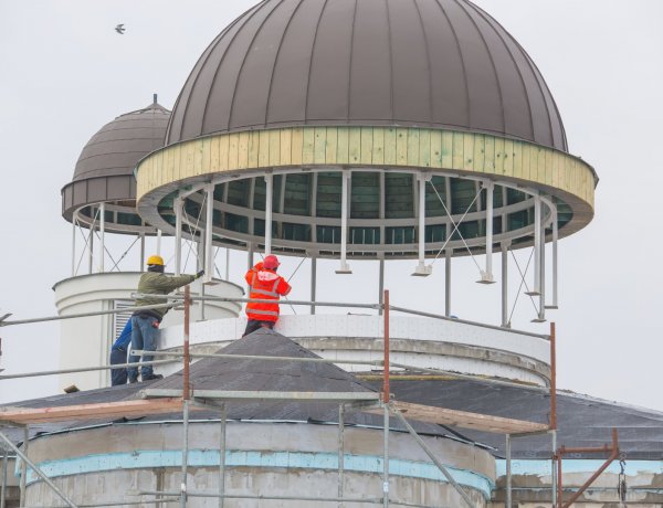 Épül a borbányai görögkatolikus templom - Helyére illesztették a kupolákat
