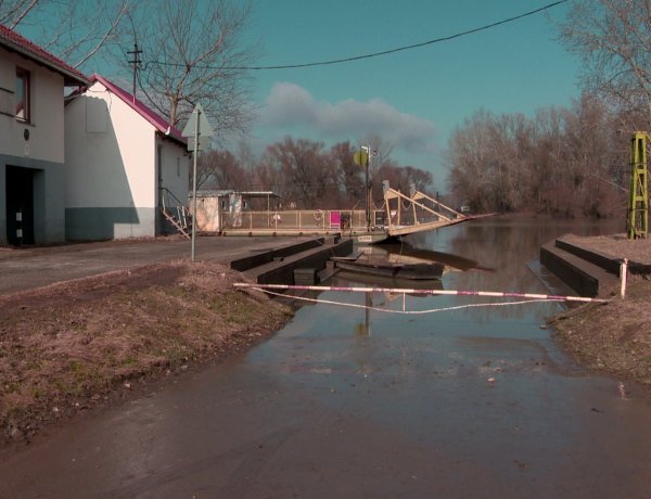 Nem üzemel a balsai komp – A Tisza áradása miatt egy hete nem tud közlekedni